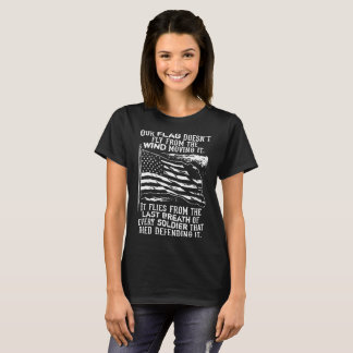 T-shirt notre drapeau ne vole pas du vent le déplaçant