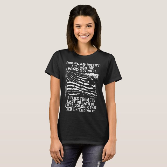 T-shirt notre drapeau ne vole pas du vent le déplaçant (Devant entier)