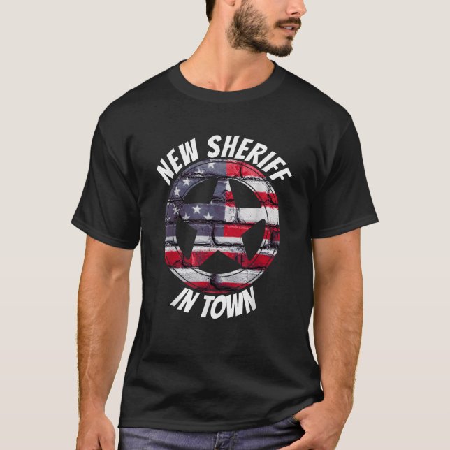 T-shirt Nouveau shérif en ville peint drapeau américain br (Devant)