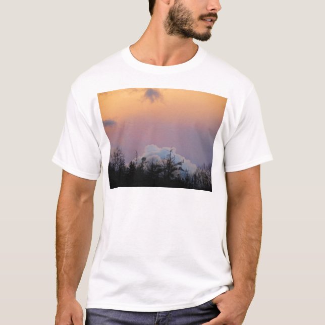 T-shirt Nuages bleus en poudre dans un ciel violet (Devant)