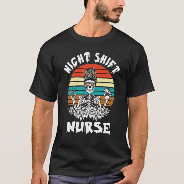 T-shirt Nuit Shift Nurse Skeleton Halloween (Devant)
