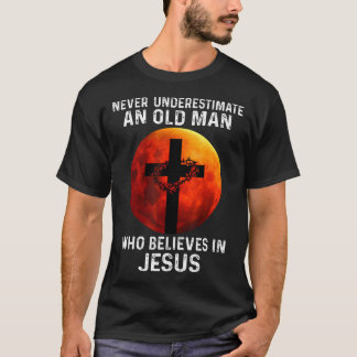 T-shirt N'Underestimez Jamais Un Vieil Homme Qui Croit En