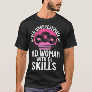 T-shirt N'Underestimez Jamais Une Femme Âgée Avec Des Comp