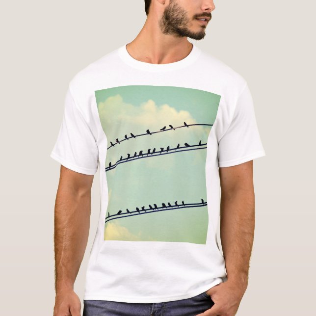 T-shirt Oiseaux sur fil, ciel bleu vintage. (Devant)