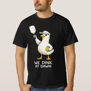 T-shirt On frappe à l'aube Pickle Ball , drôle d'oie idiot