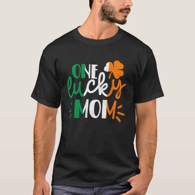 T-shirt One Lucky Mom St Patricks Day Irish Flag Ireland F (Devant)