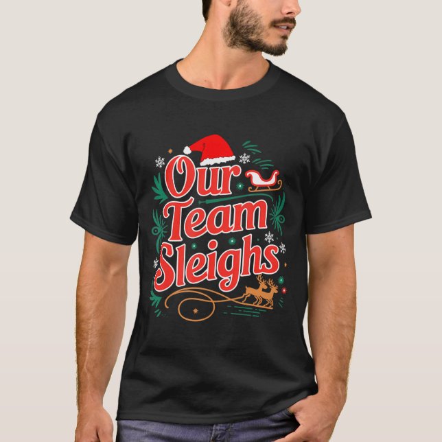 T-shirt Our Team Sleighs Christmas Reindeers Santa's Worke (Devant)