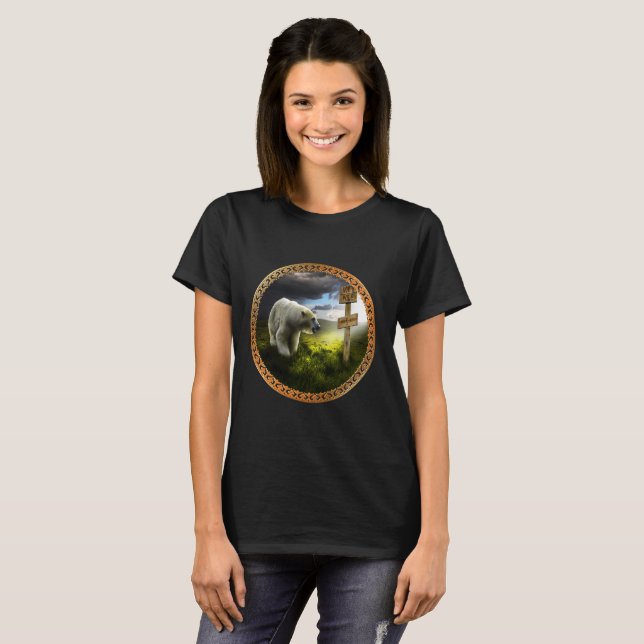 T-shirt ours polaire regardant le panneau en bois du pôle  (Devant entier)