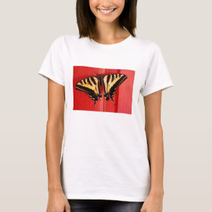 T-shirt papillon peu commun de machaon d'arrière - plan