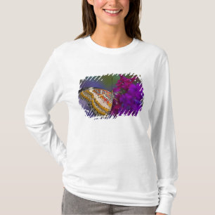 T-shirt Papillon tropical sur fleurs violettes