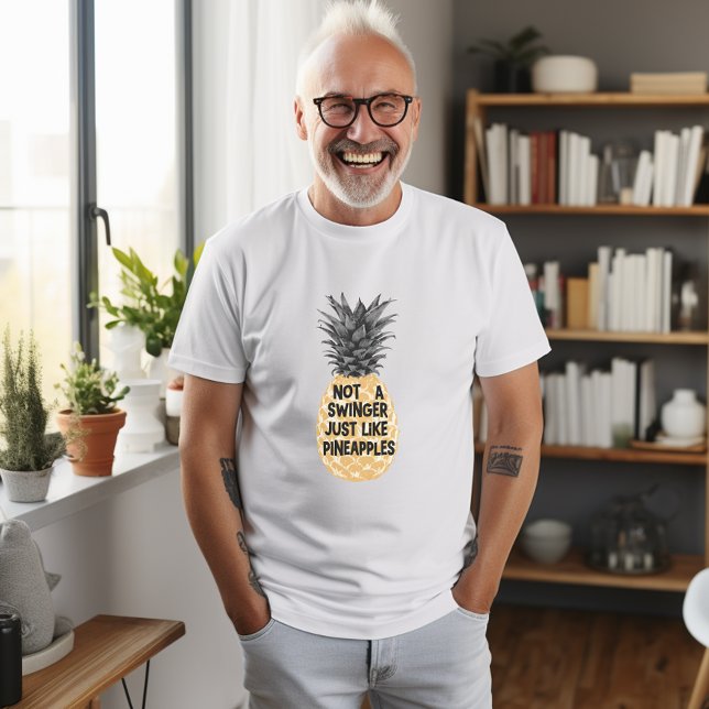 T-shirt Pas un Swinger comme des ananas (not a swinger I just like pineapples tshirt)