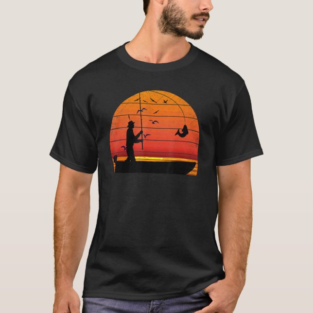 T-shirt Pêcheur au coucher du soleil attrapant un poisson  (Devant)