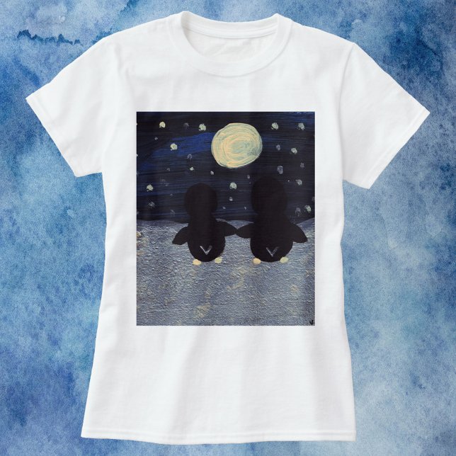 T-shirt Penguins tenant les mains dans la neige au clair d (A shirt with two cute penguins holding hands on a snowy evening with a full moon.)