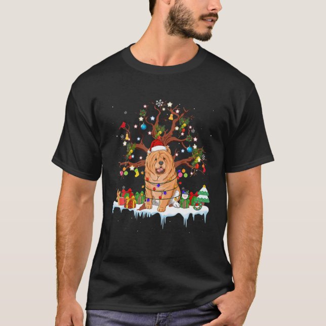 T-shirt Père Noël Chow Chow Chien portant un arbre Casquet (Devant)