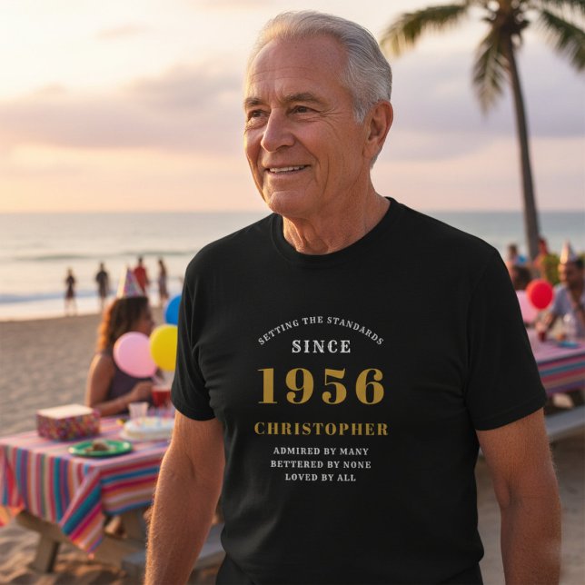 T-shirt Personnalisé 70e anniversaire 1956 Nom Black Gold (70th birthday black tshirt worn at the beach.)