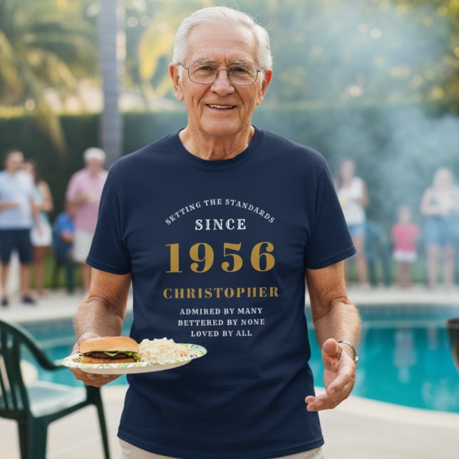 T-shirt Personnalisé 70e anniversaire 1956 Nom Blue Gold (1956 mens birthday tshirt worn beside a pool.)
