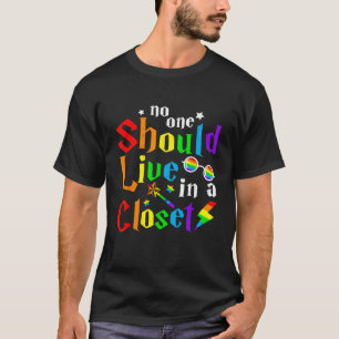 T-shirt Personne Ne Devrait Vivre Dans Un Closet Fière De