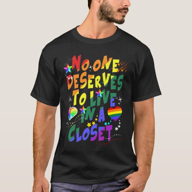 T-shirt Personne ne mérite de vivre dans un placard (Devant)