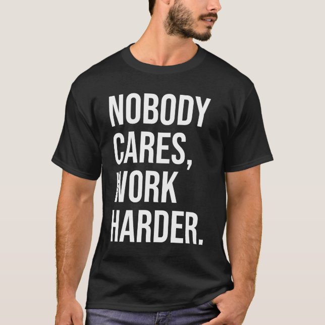 T-shirt Personne Ne S'En Soucie, Travaille Plus Sûr - Moti (Devant)