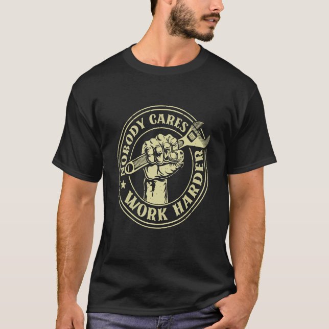 T-shirt Personne Ne S'Occupe Du Travail Mécanicien Plus Ha (Devant)
