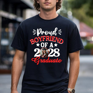 T-shirt Petit ami fier d'une photo de diplômé 2028 personn