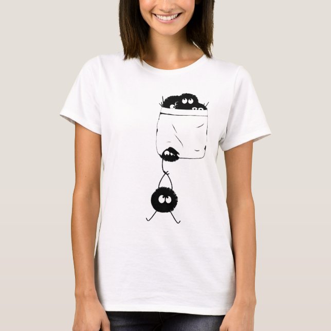 T-shirt Peu de lutins pelucheux de suie dans la poche (Devant)