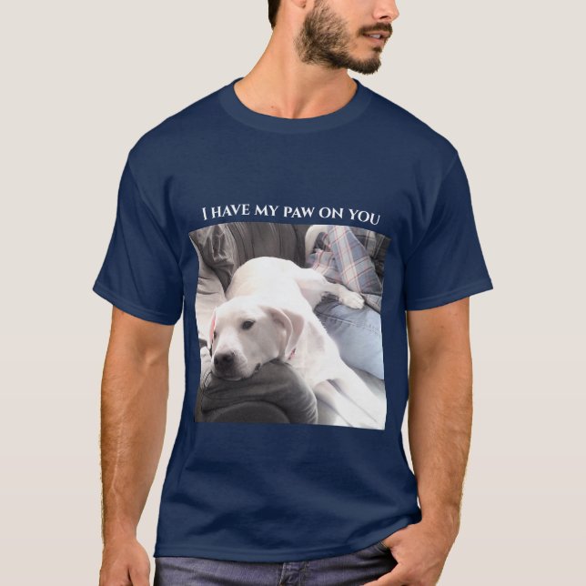 T-shirt Photo d'un chien blanc mignon avec patte arrière s (Devant)