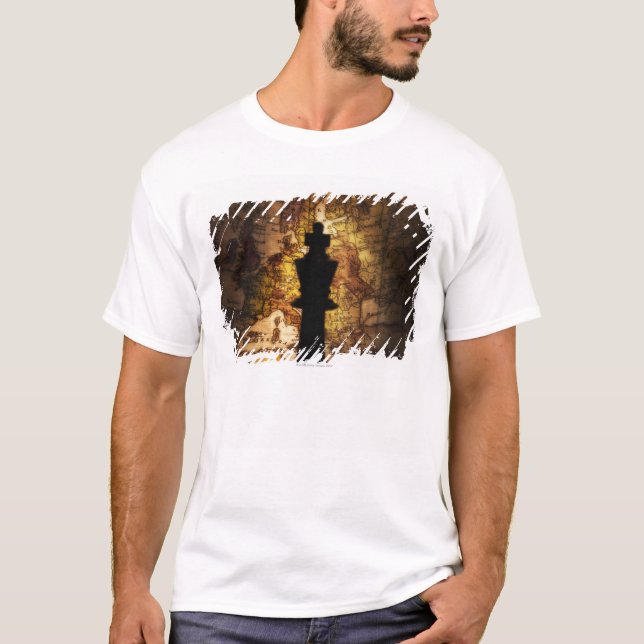 T-shirt Pièce d'échecs de roi sur la carte de Vieux Monde (Devant)
