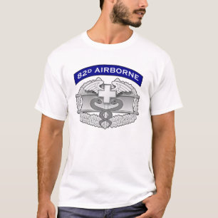 T-shirt pièce en t aéroportée d'insigne de médecin de