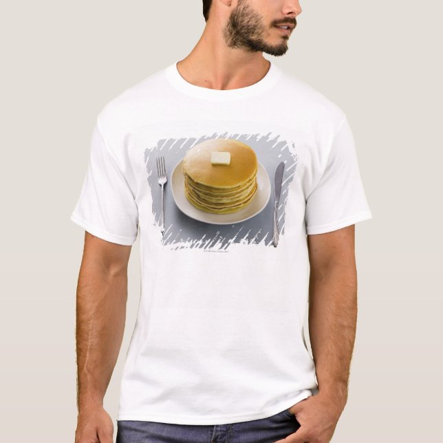 T-shirt Pile de crêpes avec du beurre d'un plat (Devant)