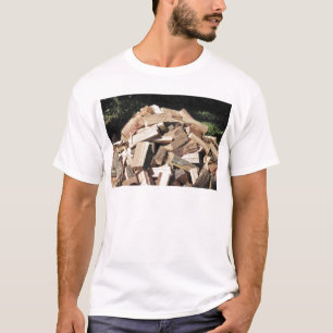 T-shirt Pile en bois coupée dehors