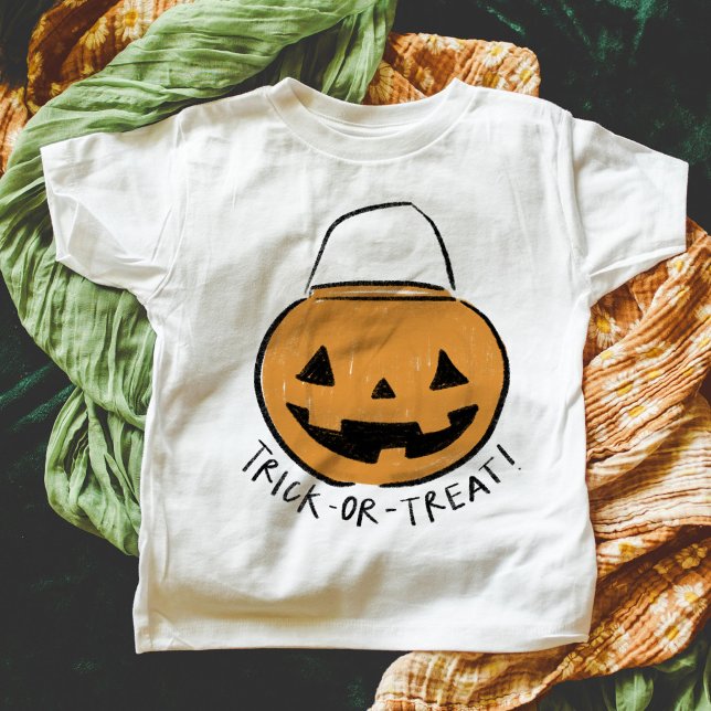 T-shirt Pique-nique ou traitement Retro Citrouille Bucket  (Retro pumpkin bucket Trick or Treat Halloween kids t-shirt. Available in large range of sizes/styles)