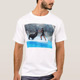 T-shirt Placer le ballon sur le lion de mer