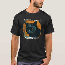 Playera oscura básica para hombre pensando