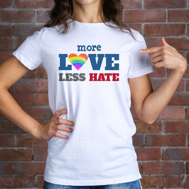 T-shirt Plus d'amour moins de haine Cœur arc-en-ciel Typog (Créateur téléchargé)