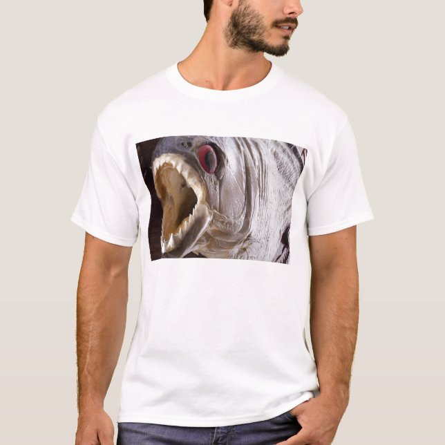 T-shirt Poissons de piranha comme le trophée sur le bois a (Devant)