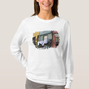 T-shirt Portugal, Porto (Porto). Femme suspendant du linge
