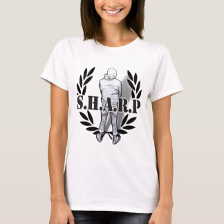 T-shirt position pointue de peau