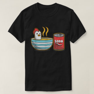 T-shirt Poulet mignon dans le bol à soupe avec soda peut j