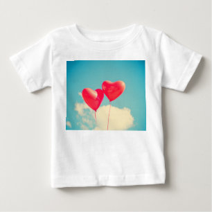 T-shirt Pour Bébé Ballons du Coeur Rouge contre ciel nuageux