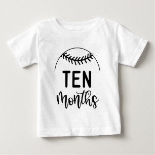 T-shirt Pour Bébé Bébé de dix mois atteint un jalon de baseball -