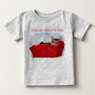 T-shirt Pour Bébé Chaton Dormant Dans Une Corbeille Rouge Lumineuse