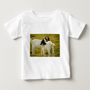 T-shirt Pour Bébé Deux chèvres brunes et blanches dans une photo de