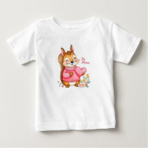 Écureuil heureux avec un pull rose tenant un cœur