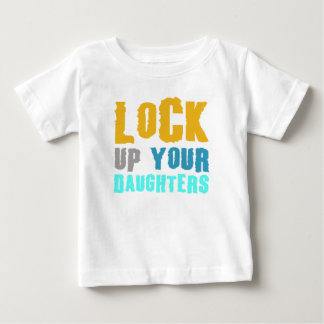 T-shirt Pour Bébé enfermez vos filles !