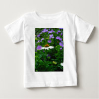 Fleur de cône blanc, fleurs pourpres et papillon