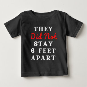 T-SHIRT POUR BÉBÉ ILS N'ONT PAS SÉJOURNÉ À 6 PIEDS DE L'AUTRE