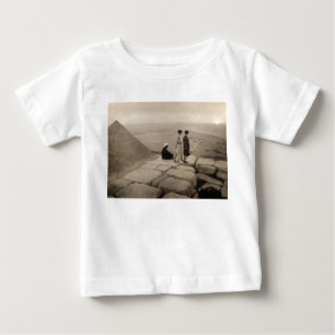 T-shirt Pour Bébé Jeunes femmes Flapper au lever du soleil Pyramide