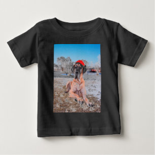 T-shirt Pour Bébé Joli chien Great Dane assis dans la neige avec un