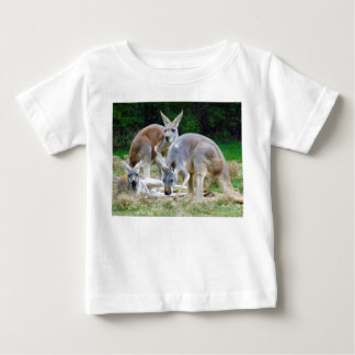T-shirt Pour Bébé Kangourous australiens détendant au soleil